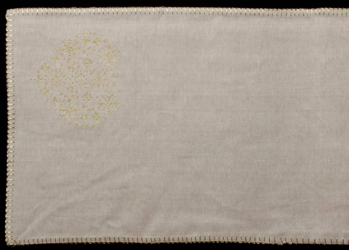 Løper beige med gull broderi.